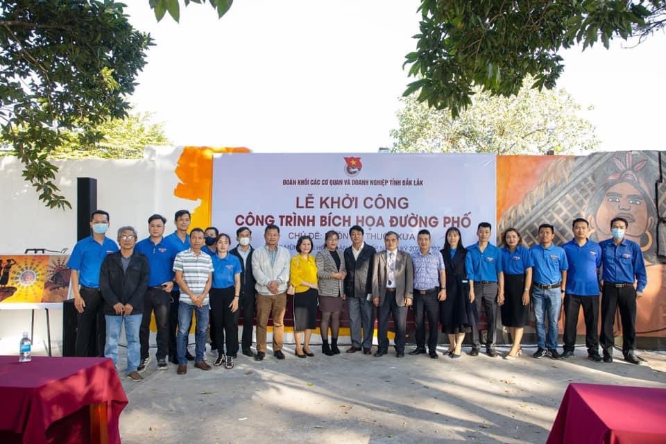 Đoàn viên Thanh niên phục vụ công tác ghi hình tại công trình Bích họa đường phố 01 Phan Đình Giót.